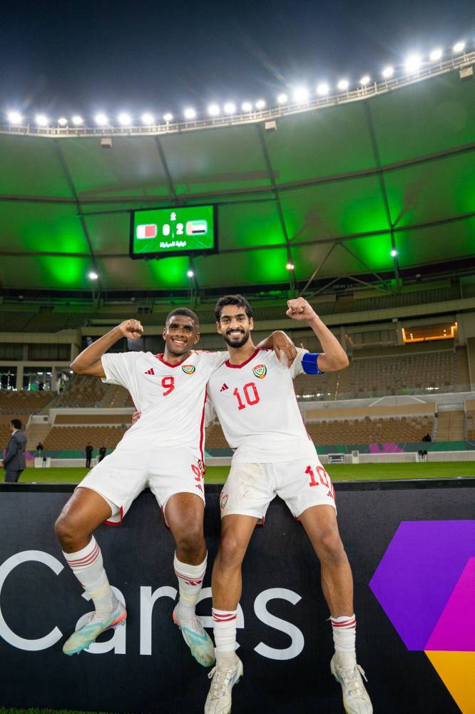 منصور المنهالي وعيسى خلفان يحتفلان بالفوز