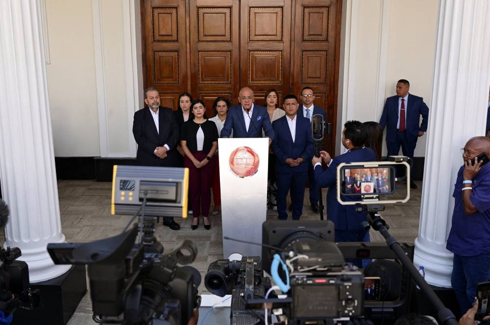 رئيس الجمعية الوطنية الفنزويلية خورخي رودريغيز يعلن لوسائل الإعلام في كاراكاس عن إطلاق سراح سجناء (رويترز) 