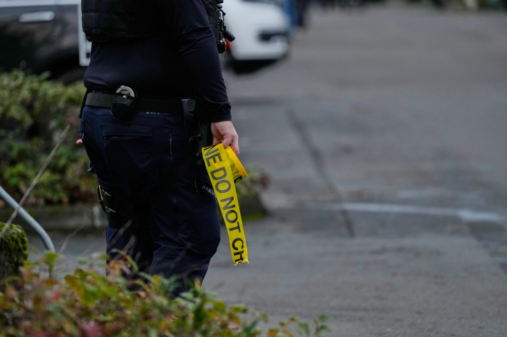 شرطي في موقع حادث بورتلاند بولاية أوريغون. (أ.ب)