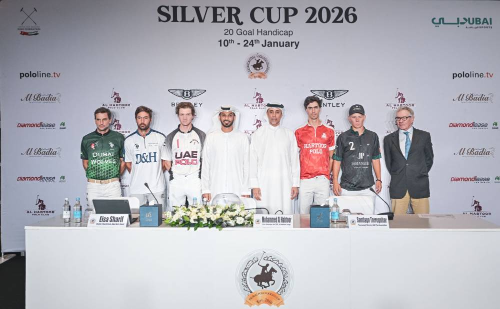 لاعبو الفرق المشاركة يستعرضون قمصانهم