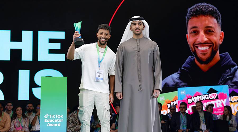 محمد بن راشد بن محمد بن راشد يكرّم الفائز بجائزة صناع المحتوى التعليمي بالتعاون مع تيك توك