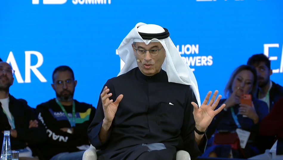 محمد العبار: الإمارات مشغولة بالعمل والإنجاز