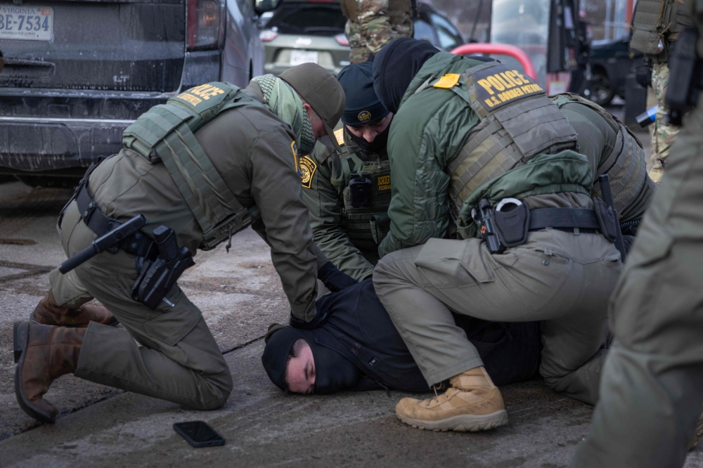 عناصر من دوريات الحدود أثناء إلقاء القبض على ناشط في مينيسوتا 