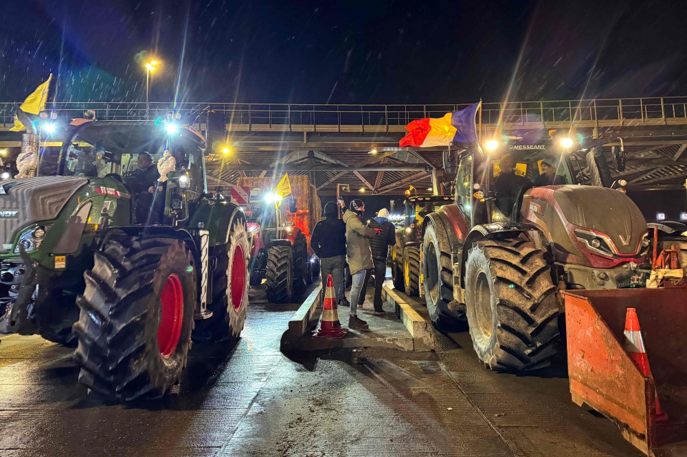 إغلاق الطريق عند نقطة تحصيل الرسوم على الطريق السريع في فريسن ليه مونتوبان شمال فرنسا