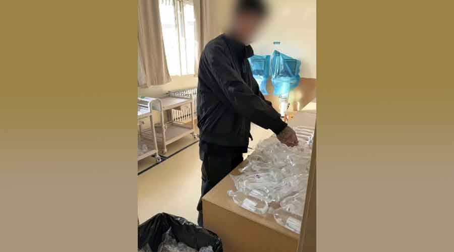 الشاب يجهز المحاليل