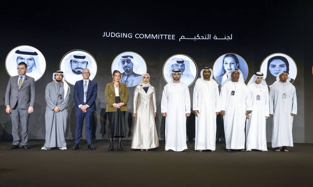 منصور بن محمد يتوسط أعضاء لجنة التحكيم 