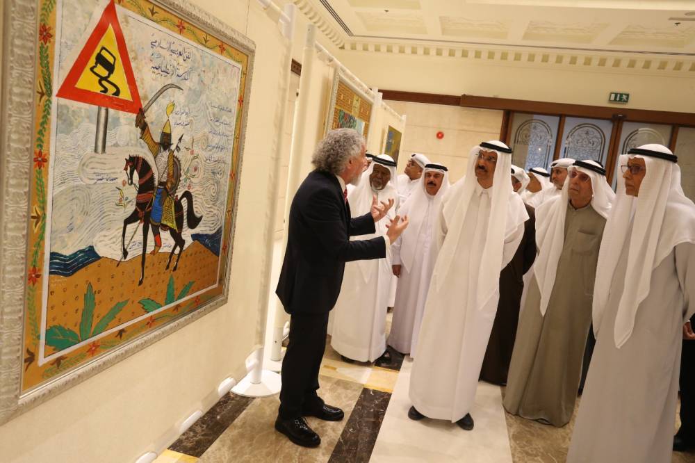 محمد المر خلال جولة في المعرض