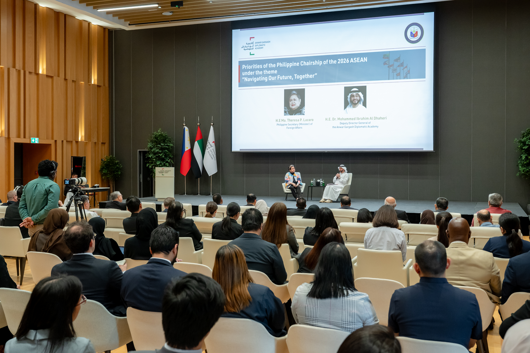 أكاديمية قرقاش تستضيف وزيرة خارجية الفلبين