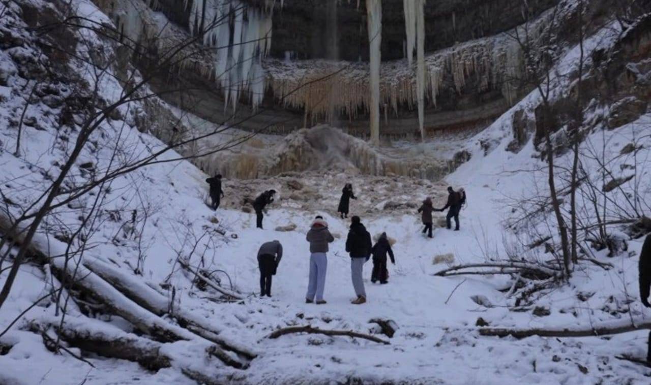 فيديو يوثق لحظة انهيار كتلة جليدية ضخمة من شلال في إستونيا ونجاة السياح من كارثة