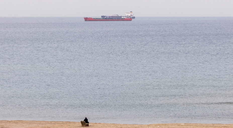 سفينة تنتظر في مرسى بالبحر الأسود قبالة كيليوس بالقرب من إسطنبول، تركيا