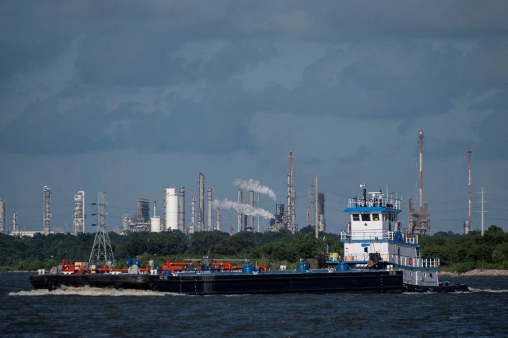 قارب في خليج بافالو بايو النفطي في لابورت، تكساس (رويترز)