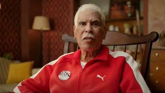 حقيقة وفاة حسن شحاتة.. مصدر مقرّب يكشف الحالة الصحية للمعلم