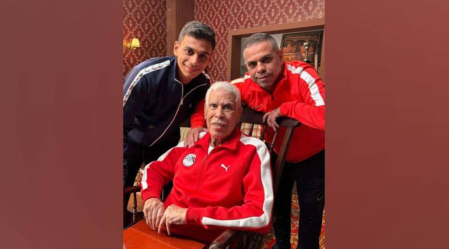 أول ظهور لحسن شحاتة بعد شائعة وفاته.. ورسالة من حفيده