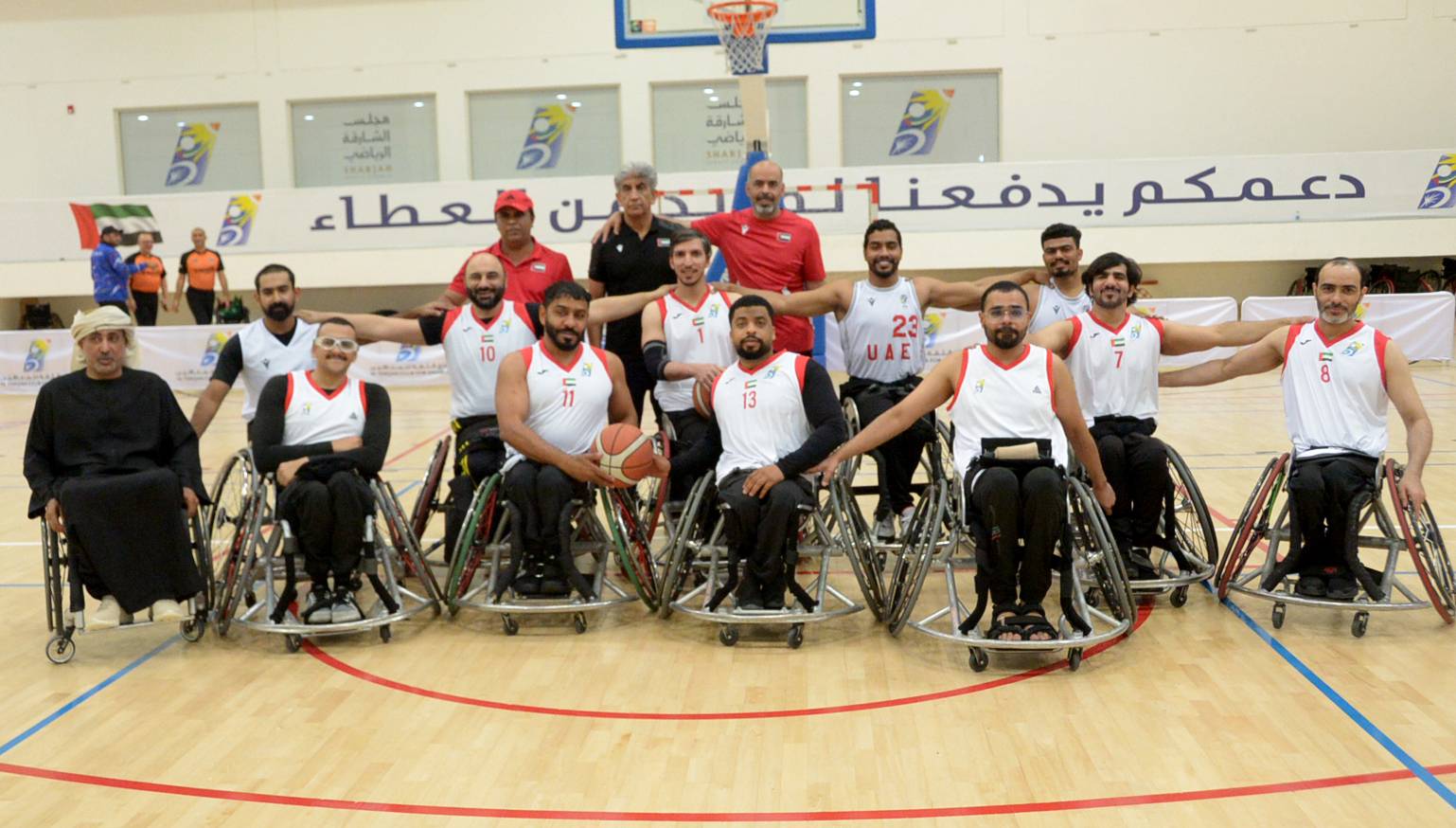 ذيبان المهيري في لقطة تذكارية مع الفريق