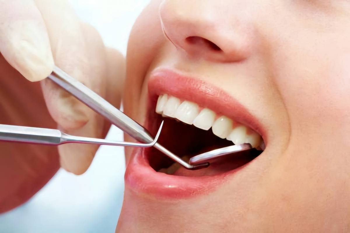 نصائح طبية لتجنب نزيف اللثة وتلف الأسنان