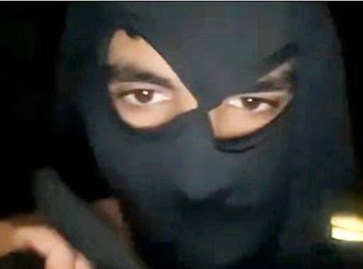 الشاب وهو ملثم