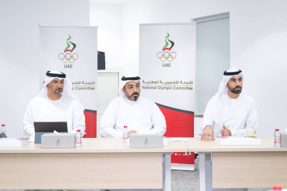 القبيسي والطيب ومحمد خادم خلال المؤتمر الصحفي