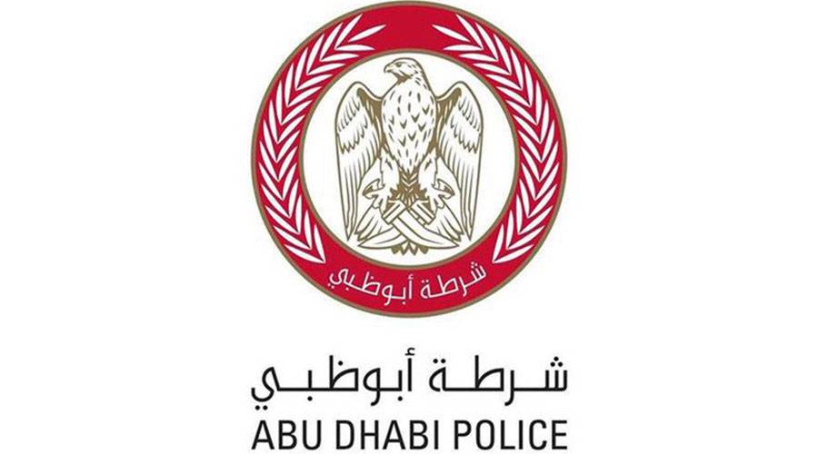 شرطة أبوظبي تضبط سائقاً قام ببث مباشر عبر منصات التواصل أثناء القيادة (فيديو)