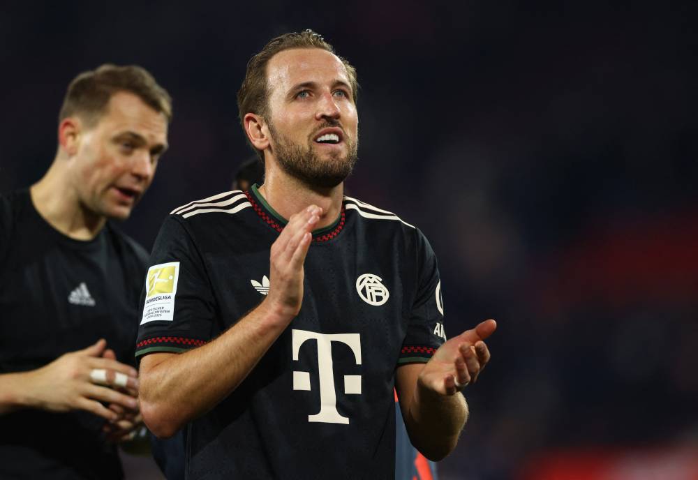 كين يساعد في منطقة الجزاء زميله نوير