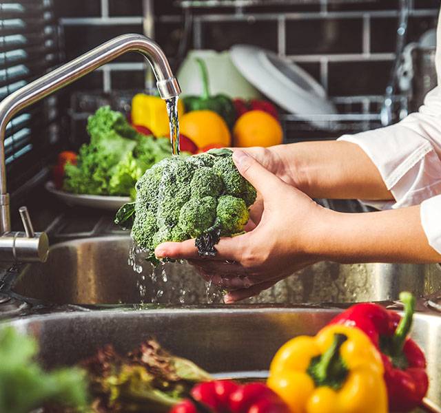 كيف نغسل الخضروات والفواكه؟ وما علاقة الخل؟