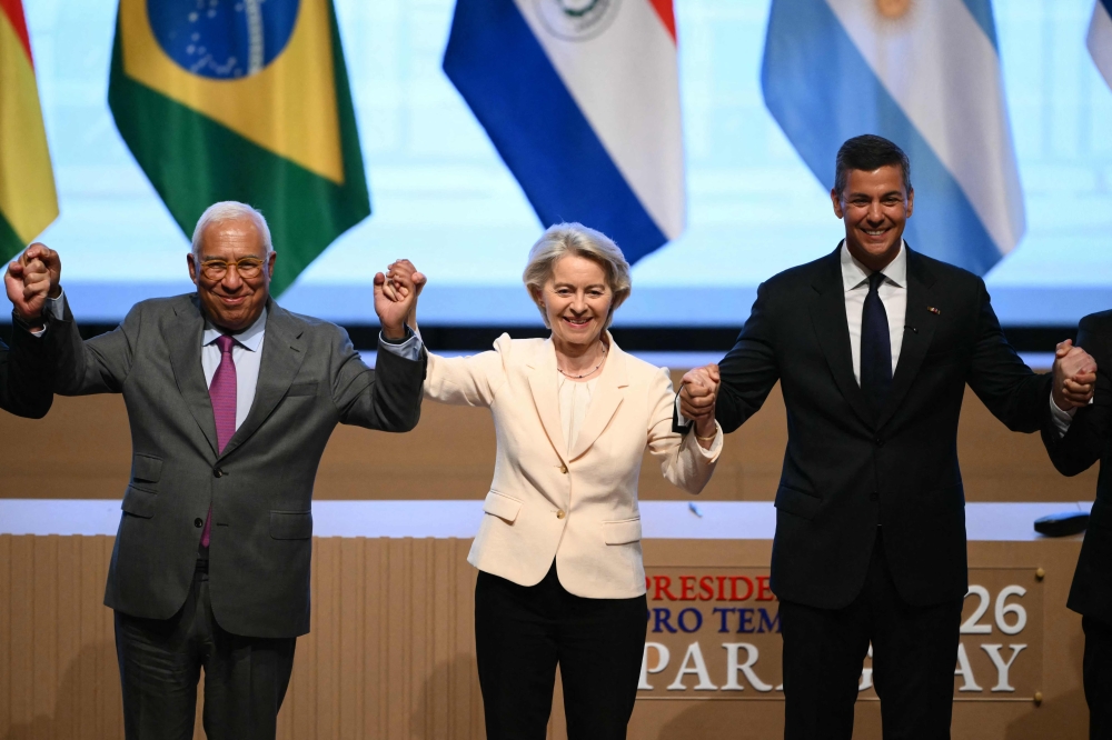 فون دير لاين تتوسط رئيس المجلس الأوروبي أنطونيو كوستا ورئيس باراغواي سانتياغو بينا