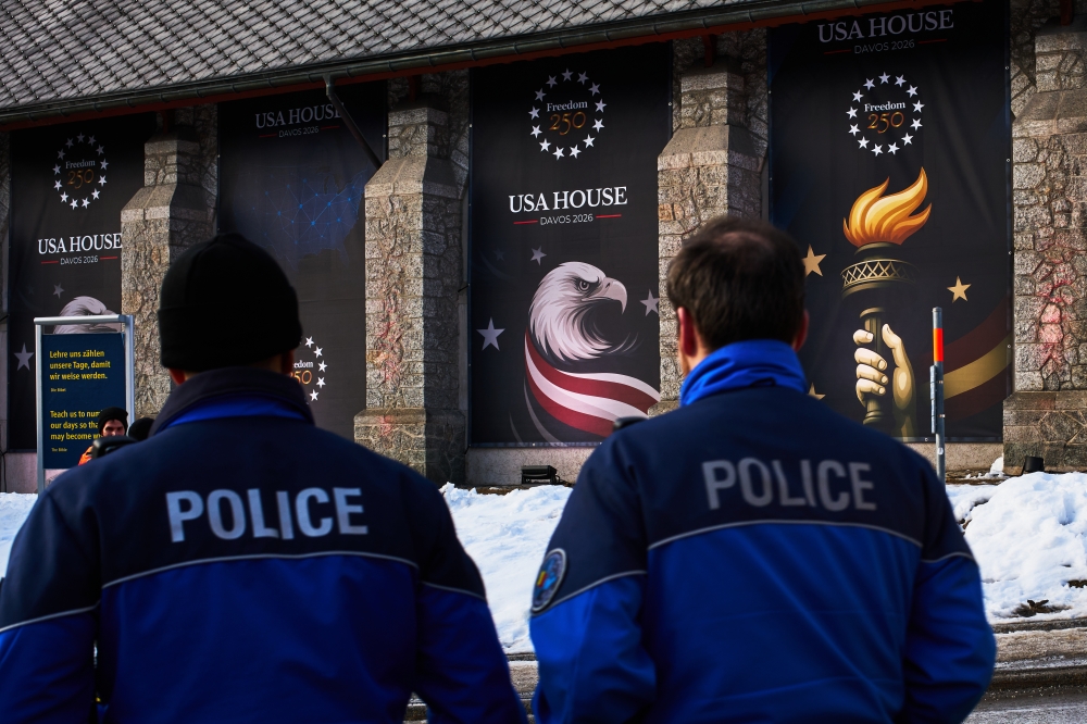 شرطيان أمام مقر الوفد الأمريكي المشارك في منتدى دافوس (أ.ب)
