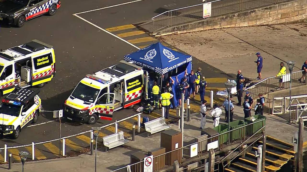 رجال الإسعاف والشرطة في مكان الحادث