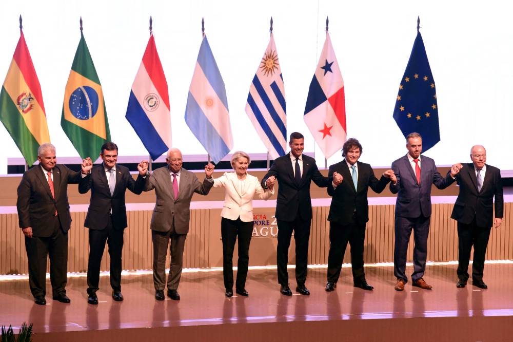 عقب توقيع الاتفاقية (أ.ف.ب)
