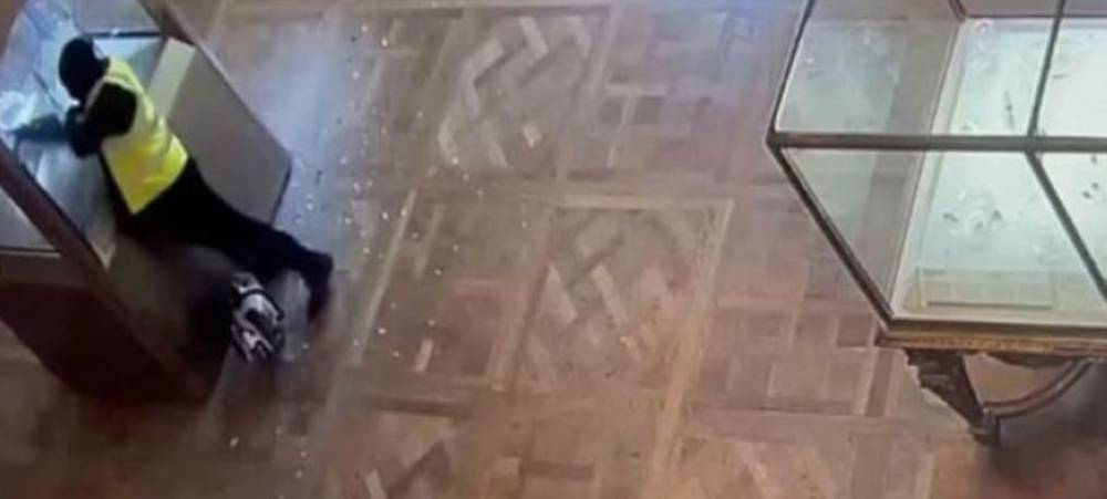 الكشف عن مشاهد جديدة لسرقة متحف اللوفر (فيديو)