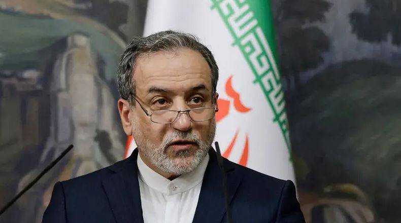 «دافوس» يلغي مشاركة وزير الخارجية الإيراني