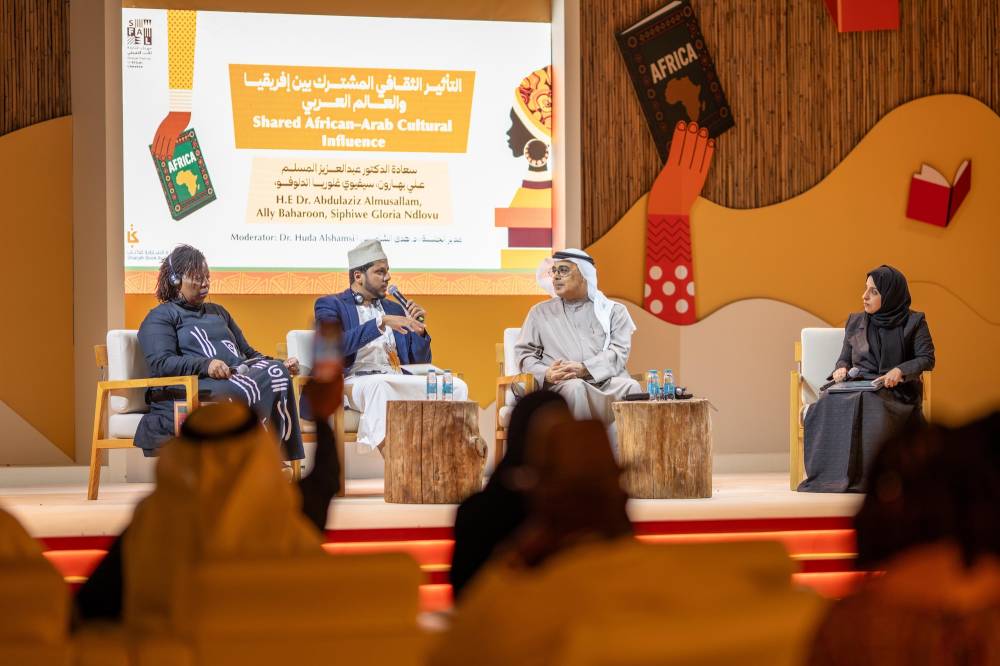 د. عبد العزيز المسلم والمشاركون في الجلسة 