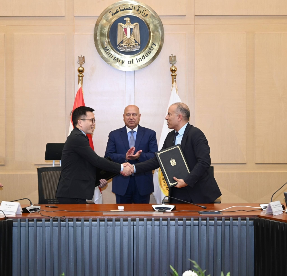 الوزير يشهد توقيع محمد القماح عن شركة السويدي ولو شينج لونج عن  مجموعة كريستال العالمية