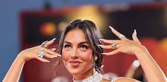 جورجينا رودريغيز وجيجي حديد ضمن أكثر نجمات الموضة متابعة على وسائل التواصل في العالم