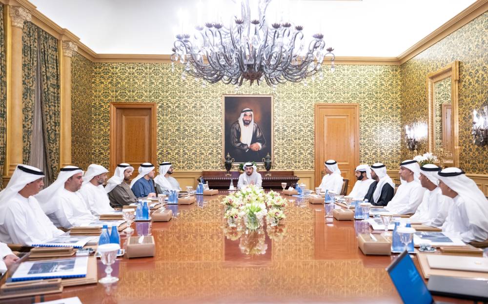 حمدان بن زايد وسلطان بن حمدان وهزاع بن حمدان خلال استقبال الشركاء والجهات الداعمة والمنظمة لمهرجان ليوا 