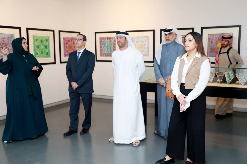 محمد القصير ود. حسام حسين خلال جولة في أحد معارض المهرجان