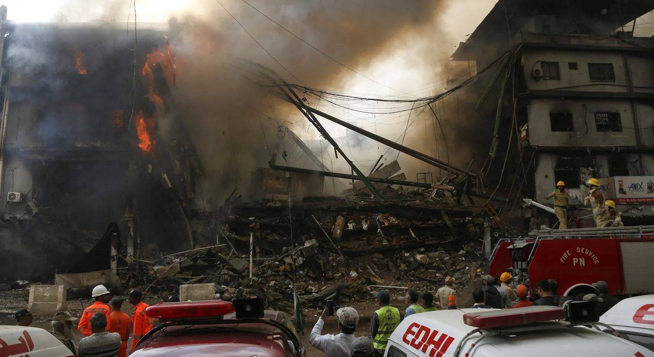 مواصلة البحث عن 63 مفقوداً في حريق كراتشي