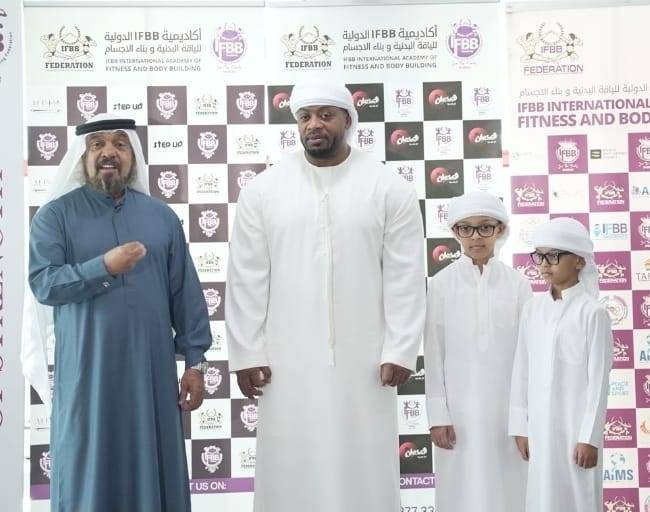 عبد الكريم محمد سعيد يكرّم بطل الإمارات عيسى بسيط