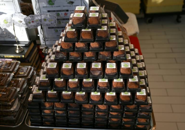 كعك من وحي «شوكولاتة دبي» بمخبز في سيؤول