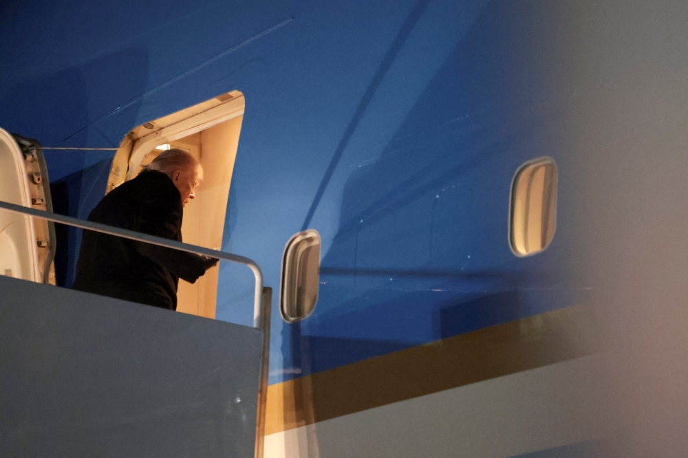 ترامب لدى دخوله إلى الطائرة الرئاسية 