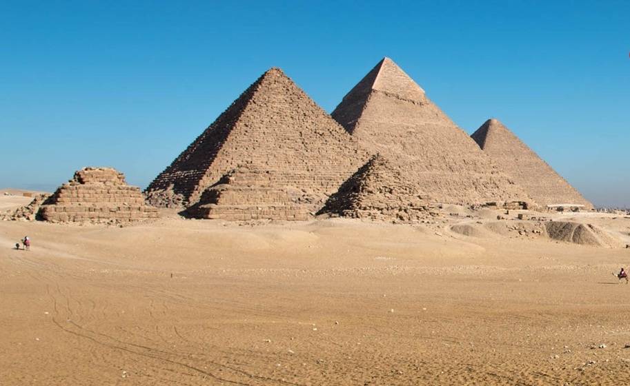 حواس يسخر من «الفضائيين» بدليل مقابر العمال