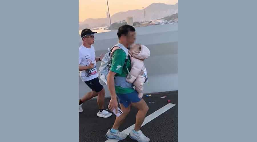 العدّاء أثناء مشاركته في الماراثون