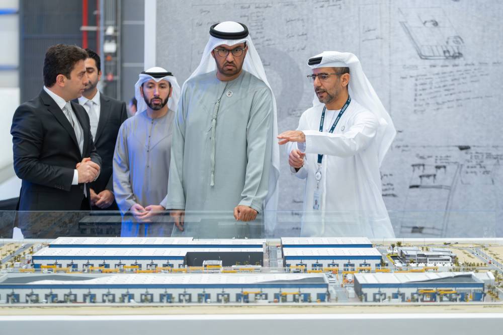 سلطان الجابر يستمع لشرح من محمد الشامسي