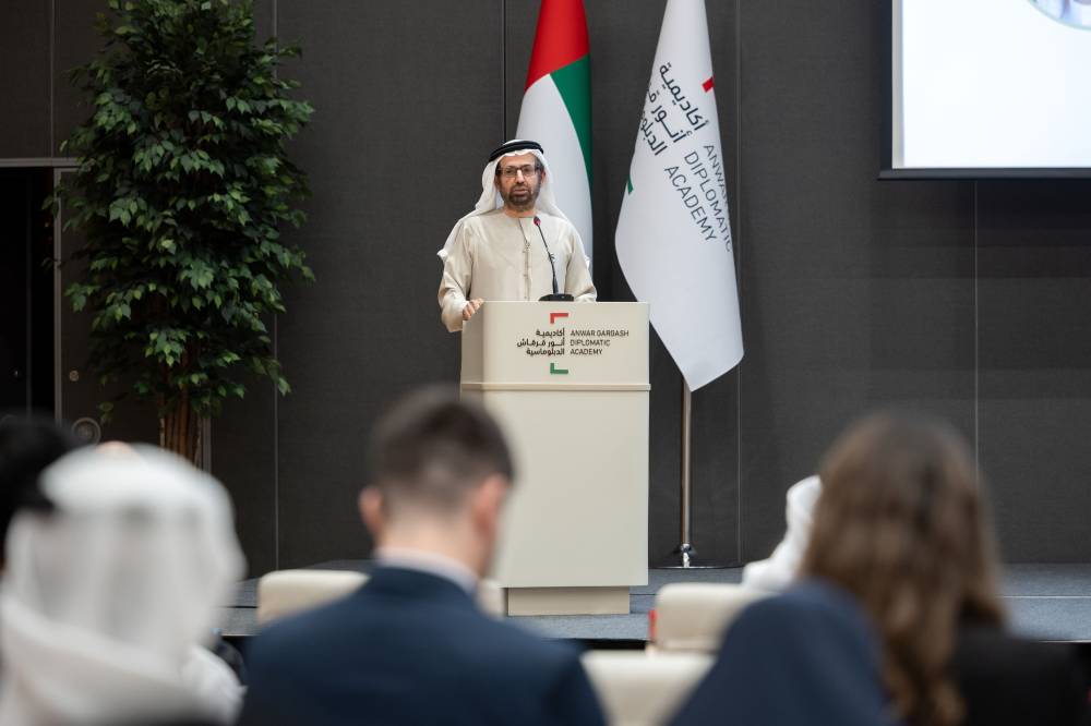 جلسة تناقش دور الدبلوماسية بين الأديان في تعزيز السلام