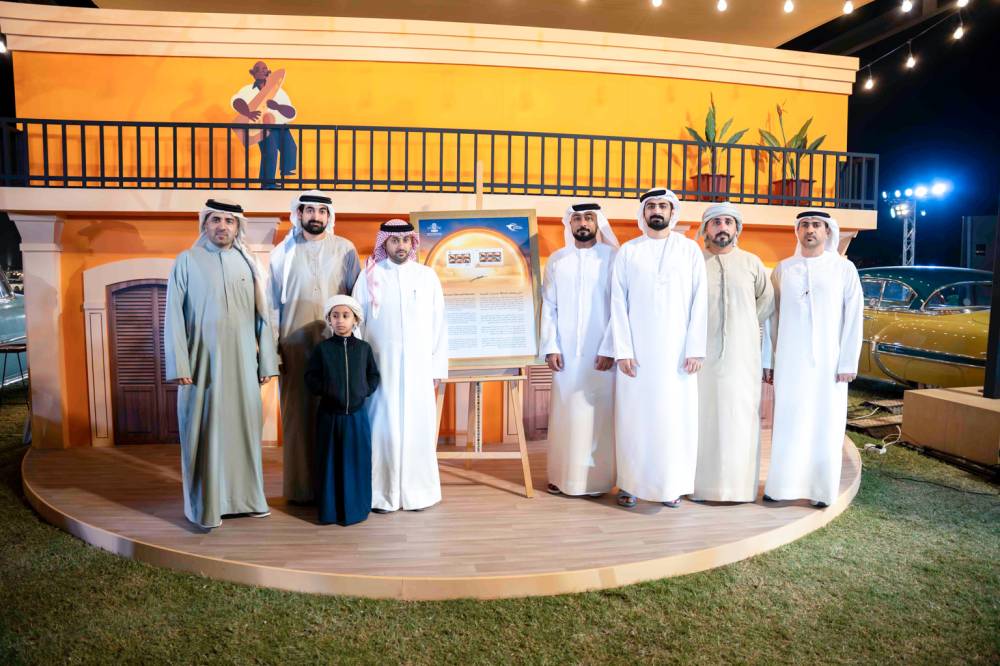 طوابع تذكارية بصور نوادر من مقتنيات حاكم الشارقة في مهرجان السيارات القديمة