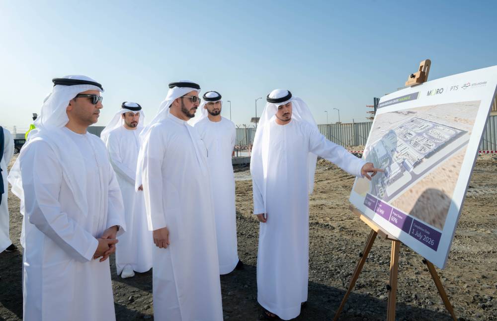 سعيد الطاير يستمع إلى شرح حول المشروع 