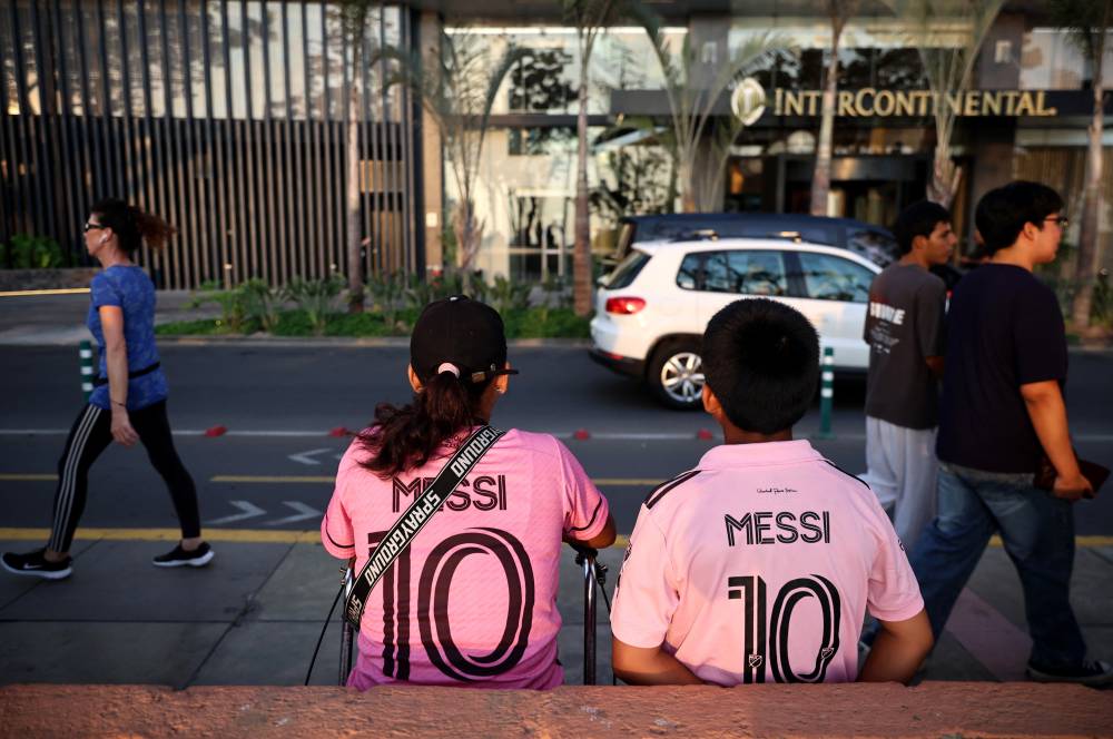 طفلان بقميص ميسي أمام الفندق 