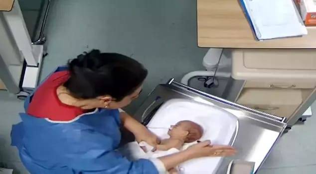 كاميرات المراقبة تفضح قسوة ممرضة تركية مع رضيعة