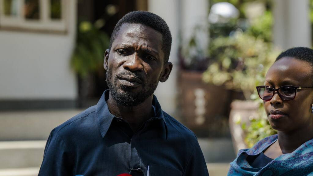 «الجنود خنقوا زوجتي».. زعيم المعارضة الأوغندية يندد بمطاردة أسرته