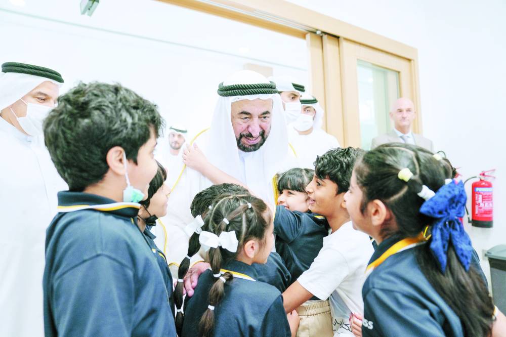 سلطان يحتضن عدداً من طلاب مدرسة فيكتوريا في خورفكان