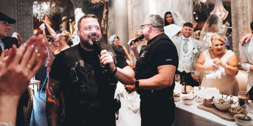 المغنيان يرتديان زي الشرطة